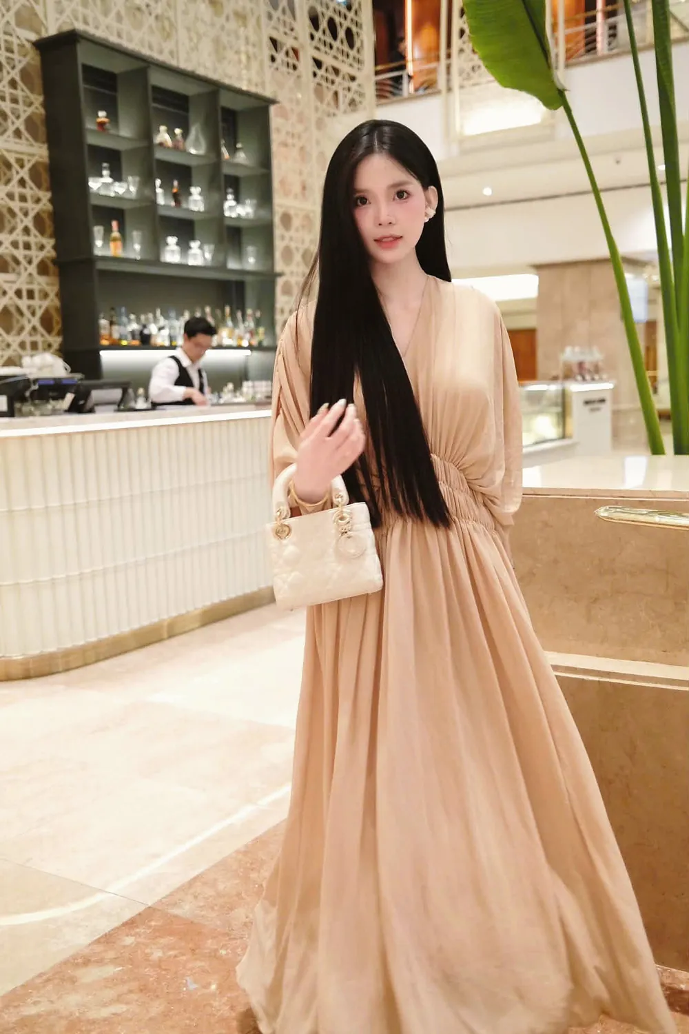 Minh Anh mặc Đầm Sương màu Be