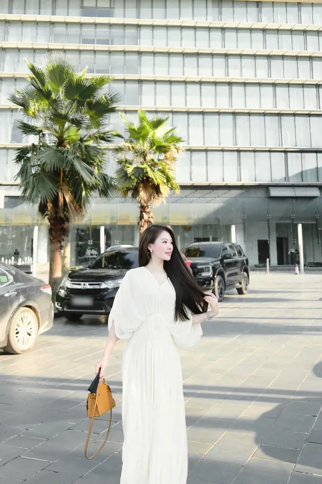 Đầm Sương màu Kem trong gió