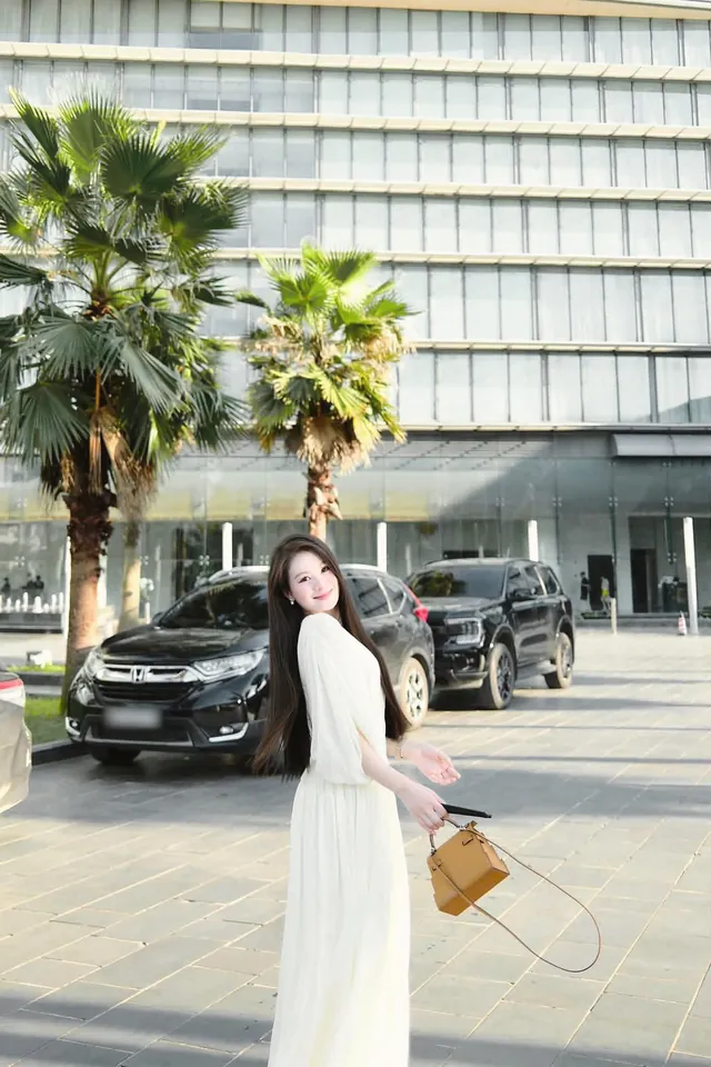 Đầm Sương màu Kem nhìn từ phía sau
